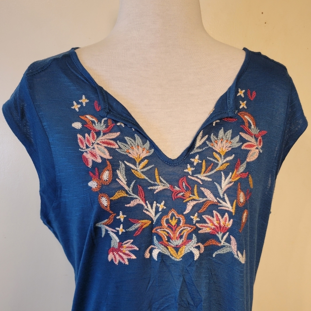 Women's Large Bohemian Floral Embroidery V-neck Sleeveless High-Low Tee Top - Picture 3 of 8